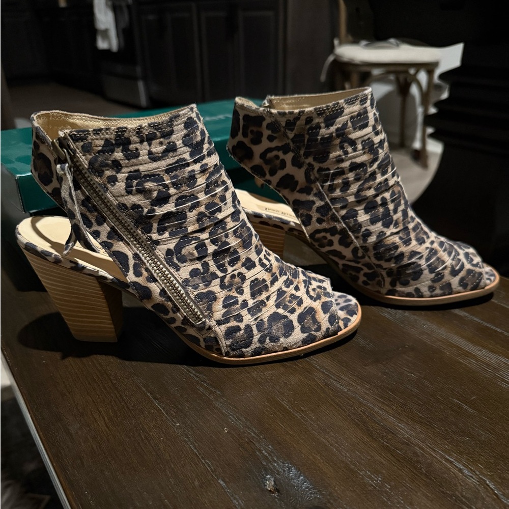 EXCELLENT CONDITION!! Paul Green Cayenne Leopard Print Peep Toe Booties